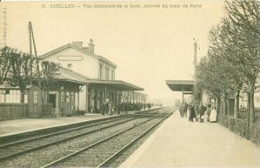 1 vue  - Chelles - Vue intérieure de la Gare. Arrivée du train de Paris (ouvre la visionneuse)