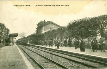 1 vue  - Chelles (S.-et-M.) - La Gare - Arrivée d\'un train sur Paris (ouvre la visionneuse)