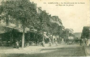 1 vue  - Chelles - Le Boulevard de la gare en face de la place (ouvre la visionneuse)