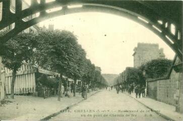 1 vue  - Chelles (S.-et-M.) - Boulevard de la Gare vu du pont de Chemin de Fer (ouvre la visionneuse)