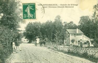 1 vue  - Les Coudreaux - Entrée du Village par l\'Avenue Claude Bernard (ouvre la visionneuse)